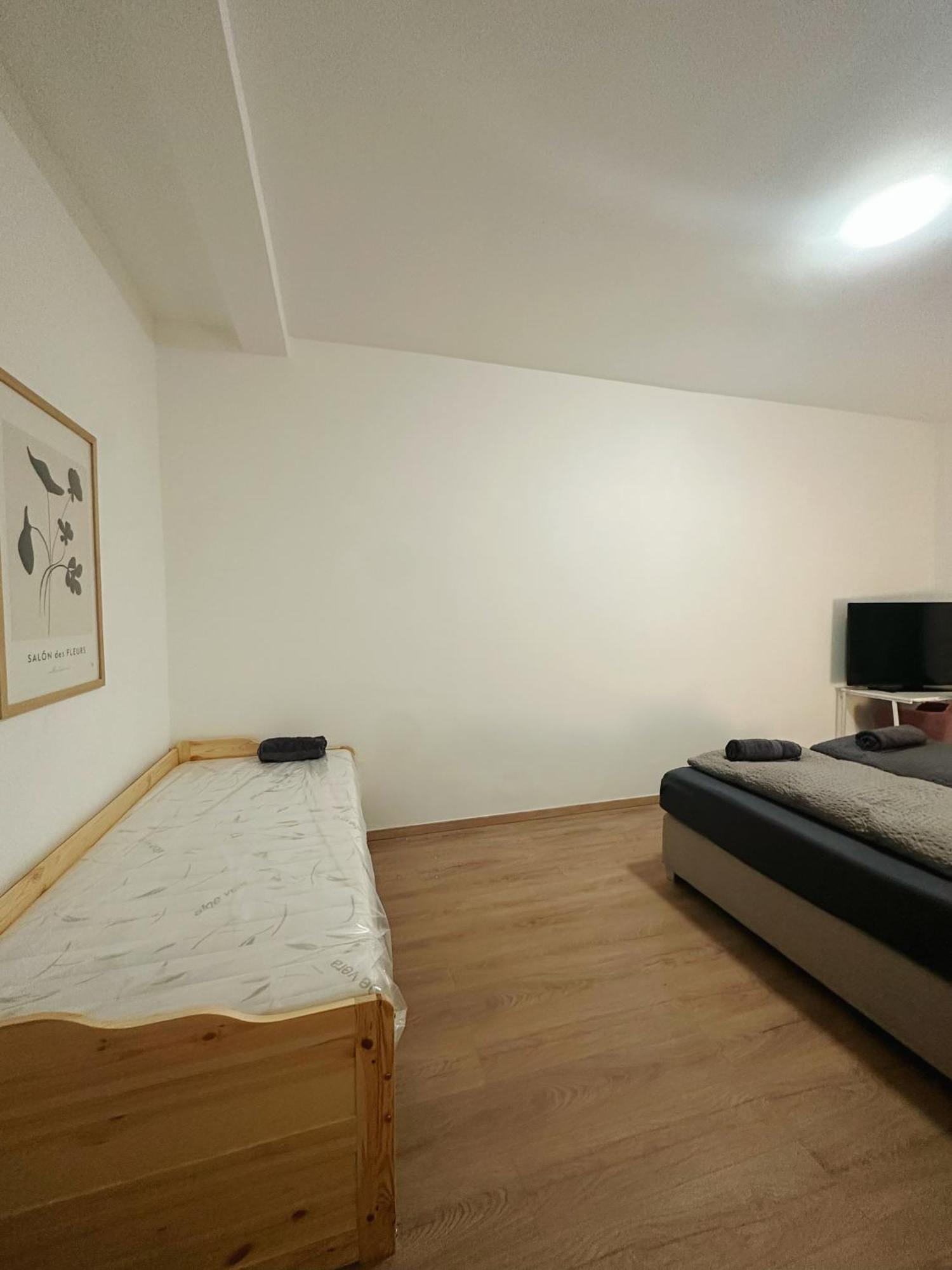 2Schlafenzimmer 5Betten Montuerwhonung Apartment Dusseldorf Bagian luar foto