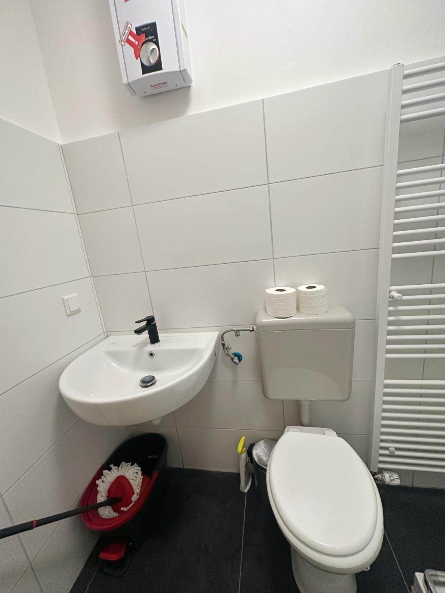 2Schlafenzimmer 5Betten Montuerwhonung Apartment Dusseldorf Bagian luar foto