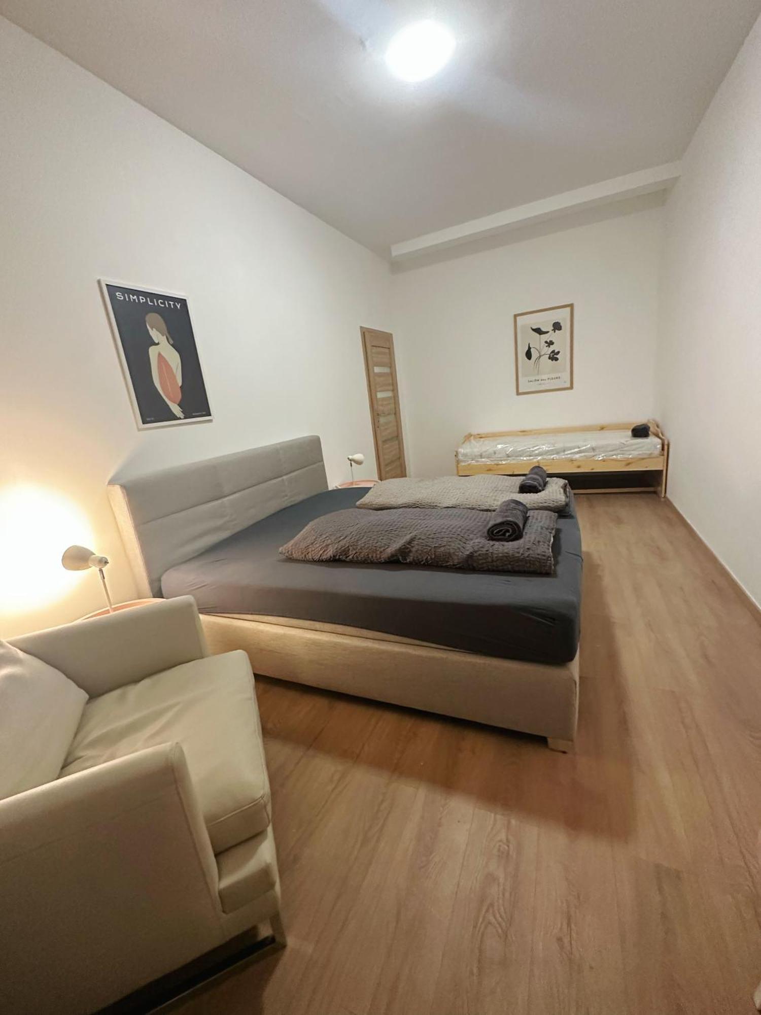 2Schlafenzimmer 5Betten Montuerwhonung Apartment Dusseldorf Bagian luar foto