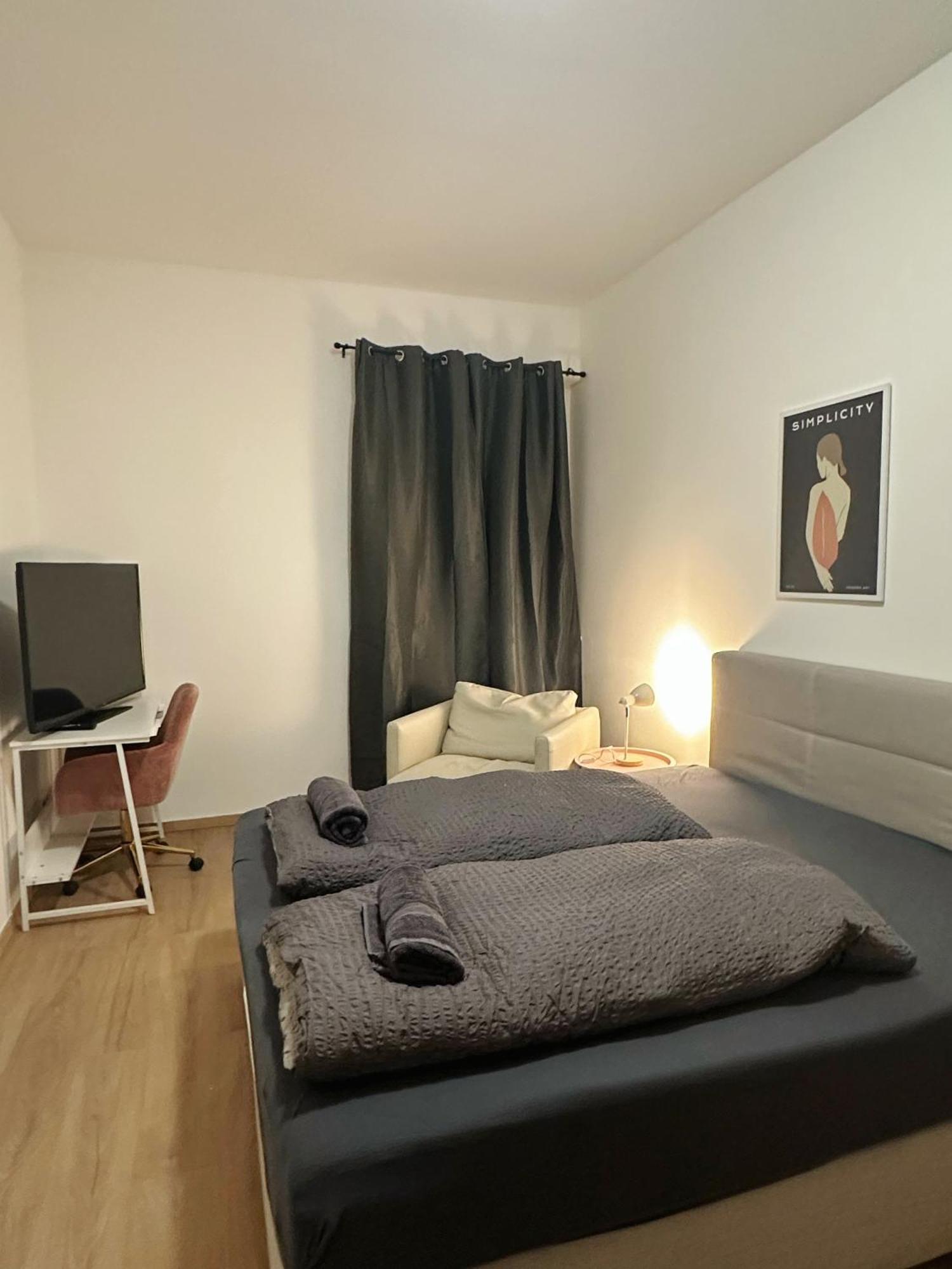 2Schlafenzimmer 5Betten Montuerwhonung Apartment Dusseldorf Bagian luar foto