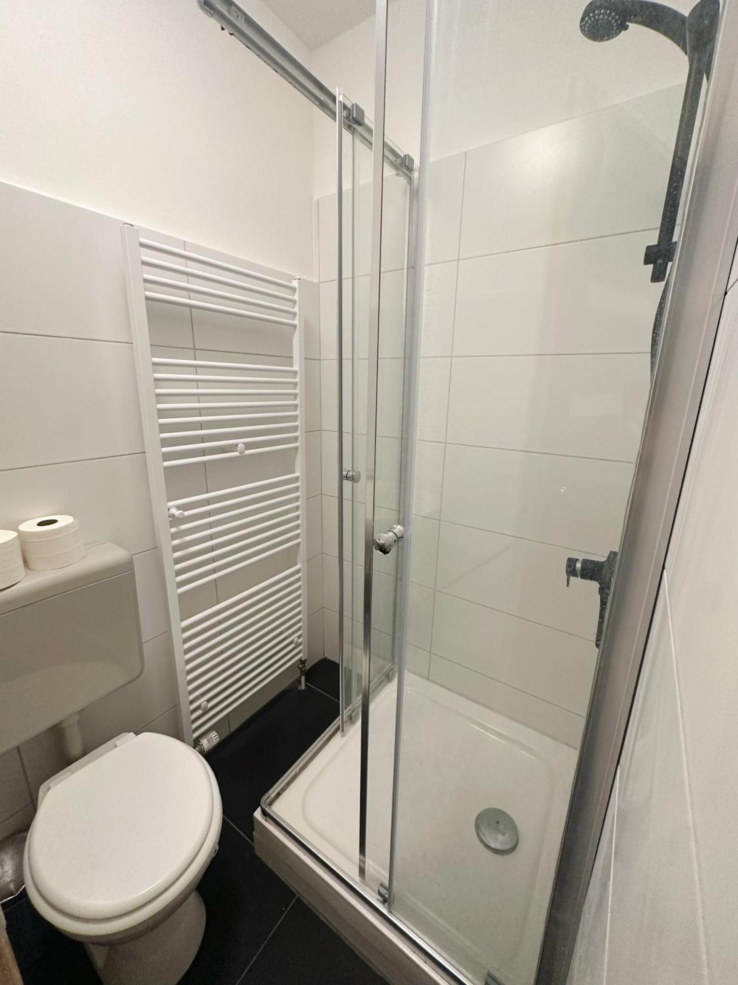 2Schlafenzimmer 5Betten Montuerwhonung Apartment Dusseldorf Bagian luar foto