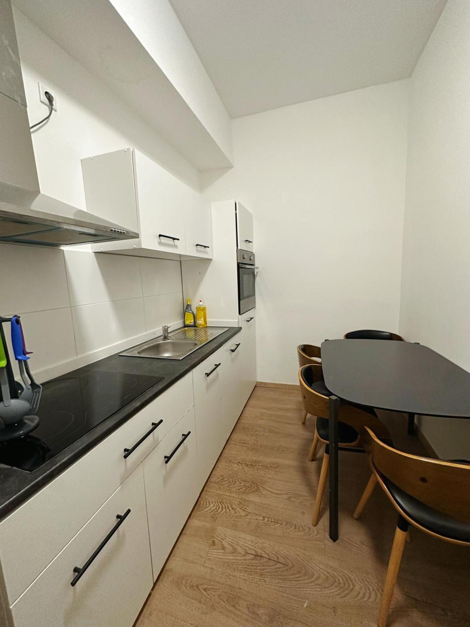 2Schlafenzimmer 5Betten Montuerwhonung Apartment Dusseldorf Bagian luar foto