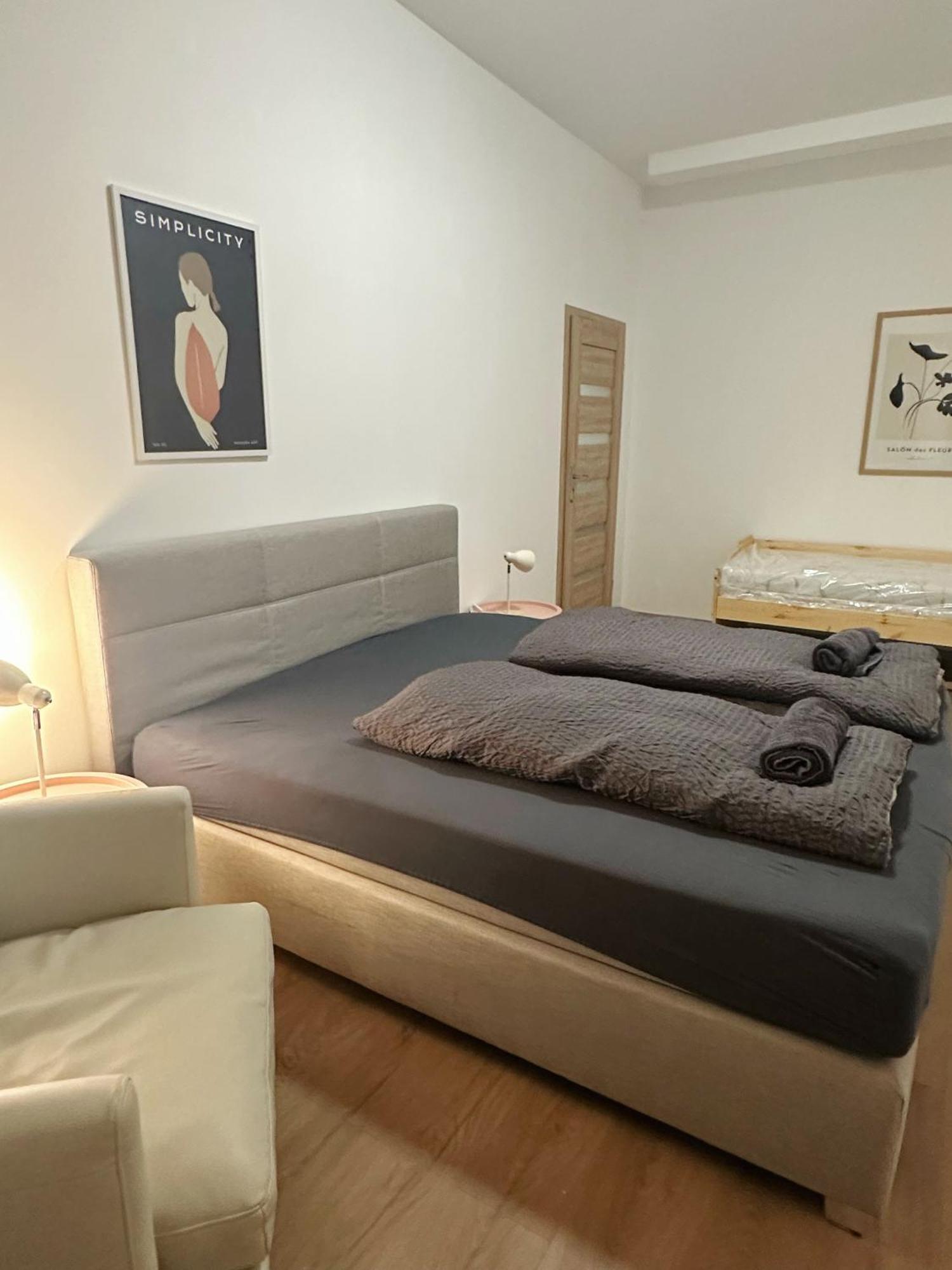 2Schlafenzimmer 5Betten Montuerwhonung Apartment Dusseldorf Bagian luar foto