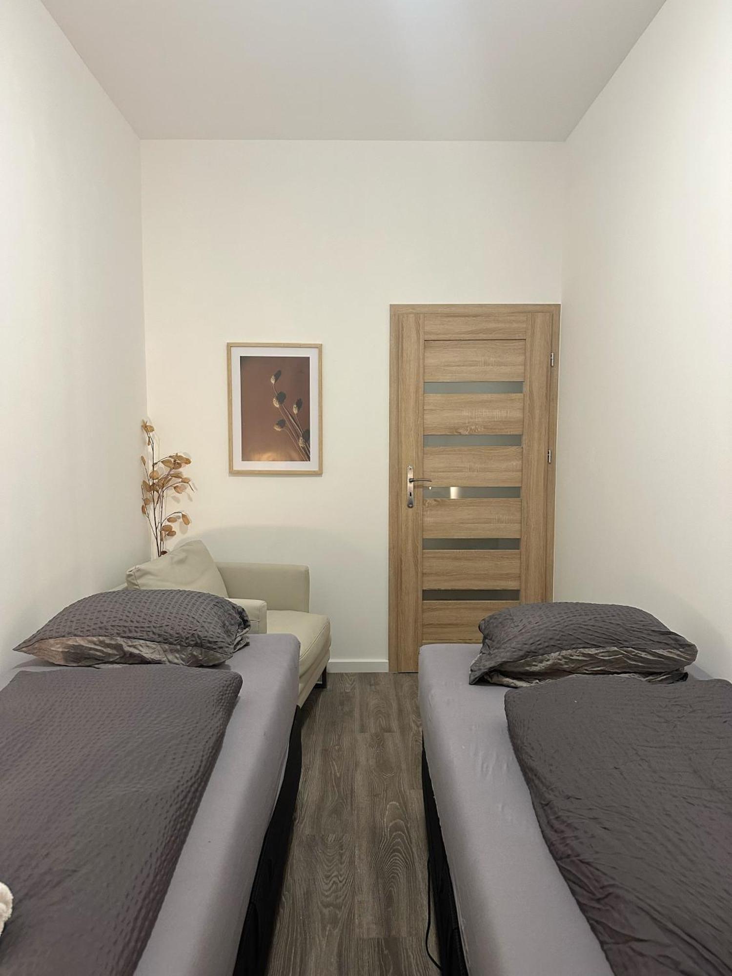 2Schlafenzimmer 5Betten Montuerwhonung Apartment Dusseldorf Bagian luar foto